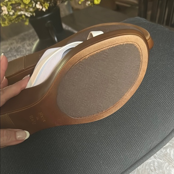 Italian Shoemakers White Floral Sandals - Picture 3 of 5